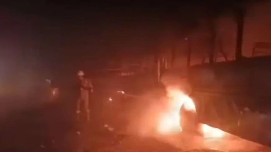 UP News : मथुरा में यमुना एक्सप्रेसवे पर 7 बसों में टक्कर के बाद लगी आग, कई लोगों की मौत