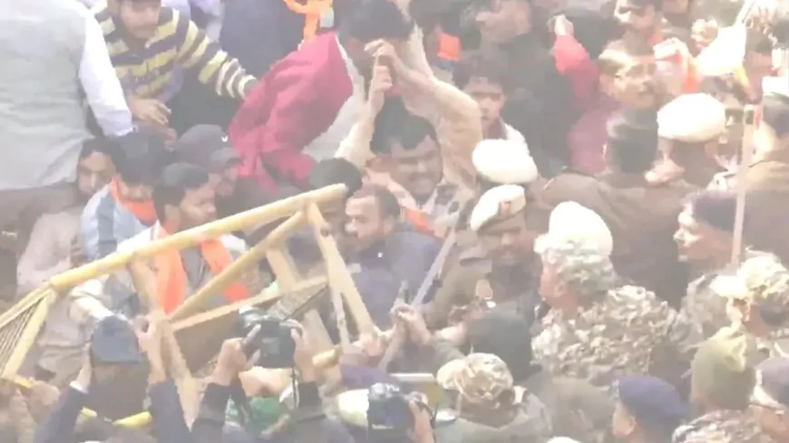 Delhi : बांग्लादेश हाई कमीशन के बाहर हिंदू संगठनों का विरोध प्रदर्शन, पुलिस ने बढ़ाई सुरक्षा व्यवस्था