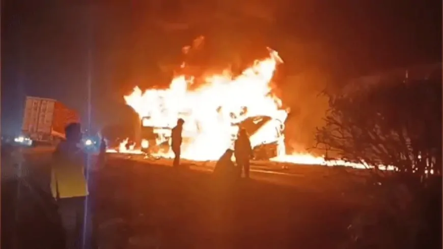 Karnataka: चित्रदुर्ग में भीषण सड़क हादसा, स्लीपर बस–ट्रक टक्कर के बाद लगी आग, 12 से ज्यादा लोगों की मौत