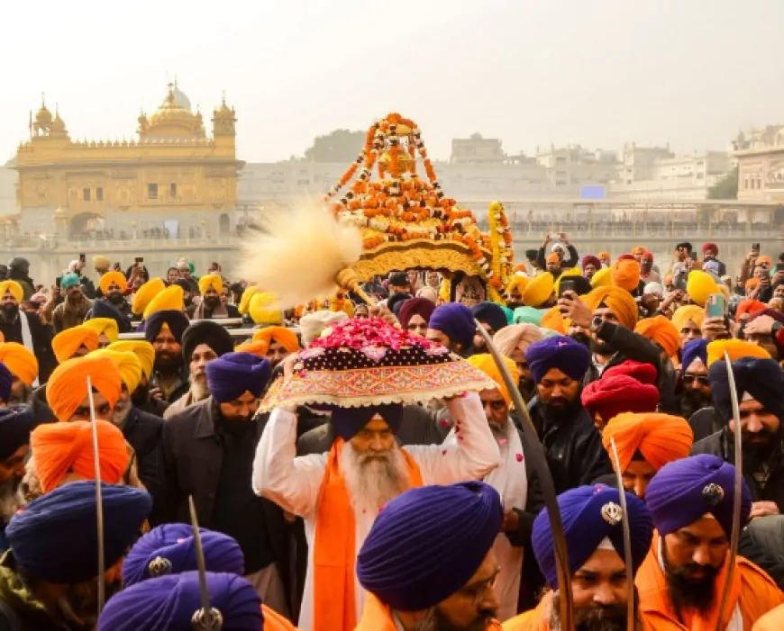 देशभर में हर्षोल्लास के साथ मनाया जा रहा है श्री गुरु गोबिंद सिंह जी का प्रकाश पर्व, गुरुद्वारों में उमड़ी श्रद्धालुओं की भीड़ 
