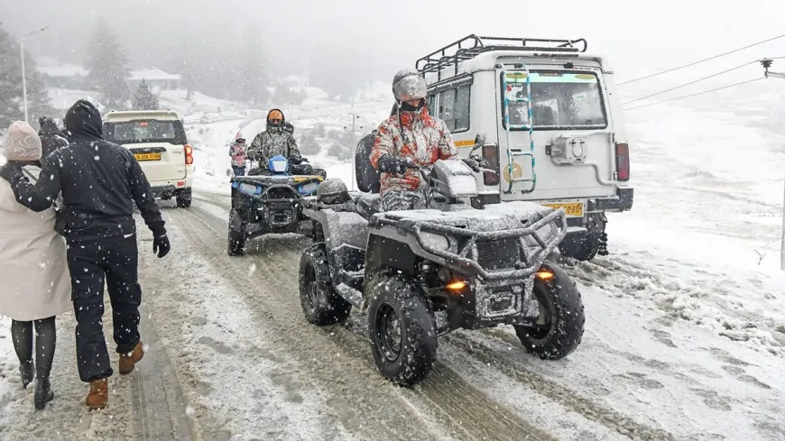 J&K : कश्मीर में नए साल पर बर्फबारी का अनुमान, पर्यटकों की भीड़ बढ़ी