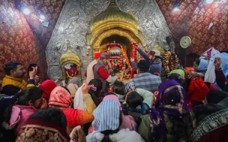  नए साल की पहली सुबह आस्था के नाम, देशभर के मंदिरों में उमड़ा भक्तों का सैलाब