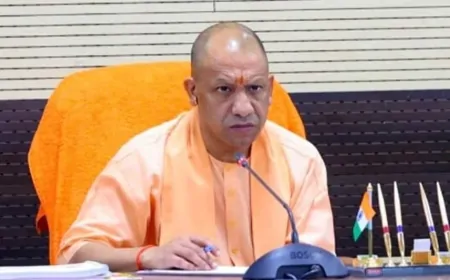 UP News : काशी पहुंचे CM योगी, विकास परियोजनाओं और कानून-व्यवस्था के लिए की समीक्षा बैठक 