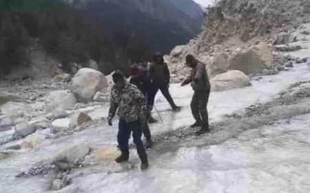 Uttarakhand में बर्फबारी जारी, उत्तरकाशी में तापमान -20 डिग्री तक गिरा, भागीरथी नदी जमी