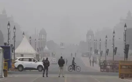 दिल्ली में कड़ाके की ठंड और घना कोहरा, जनजीवन बेहाल, AQI बेहद खराब