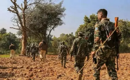 Chhattisgarh : 1.5 करोड़ के ईनामी 52 नक्सलियों ने किया सरेंडर, सुरक्षाबलों के लिए बड़ी सफलता