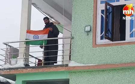 J&K : आतंकी के पिता ने फहराया झंडा, सोशल मीडिया पर वायरल हुई तस्वीर…