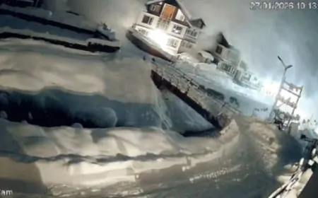 Jammu Kashmir के सोनमर्ग में हिमस्खलन, कई होटलों को पहुंचा नुकसान, 11 जिलों में हिमस्खलन का अलर्ट