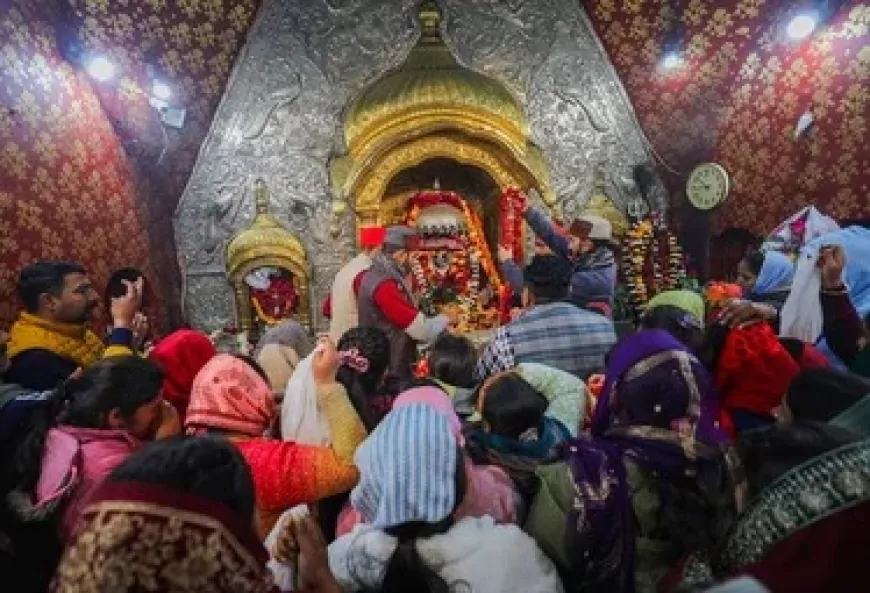  नए साल की पहली सुबह आस्था के नाम, देशभर के मंदिरों में उमड़ा भक्तों का सैलाब