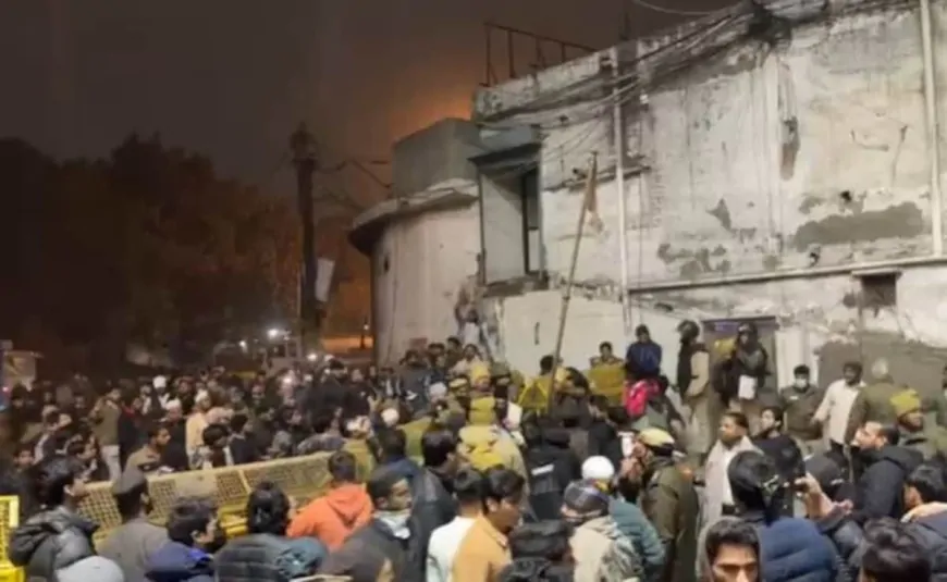 Delhi : तुर्कमान गेट के पास अतिक्रमण के खिलाफ एक्शन, लोगों ने पुलिस पर किया पथराव