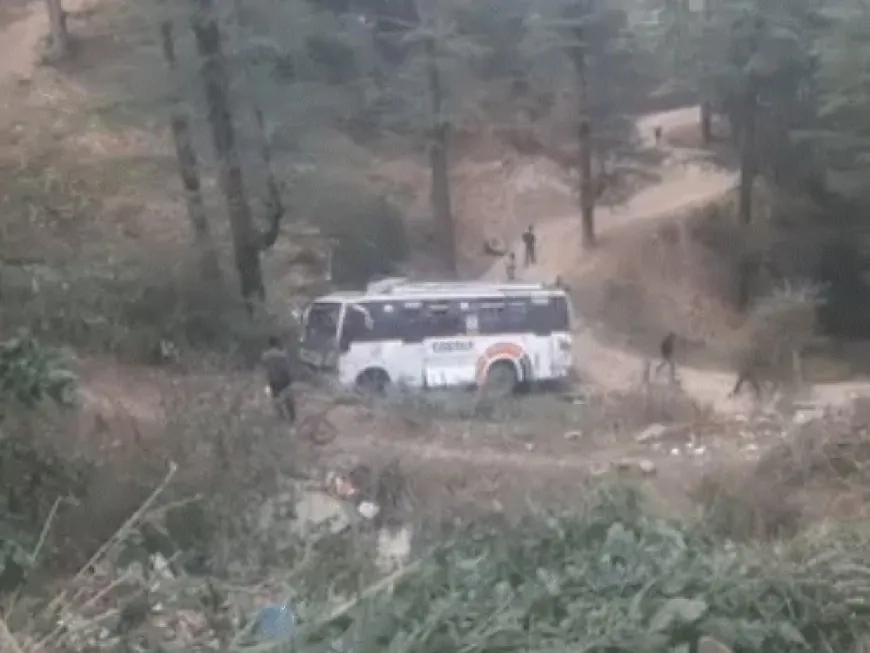 Himachal Pradesh : मंडी में निजी बस खाई में गिरी, 1 महिला की मौत, 5 घायल