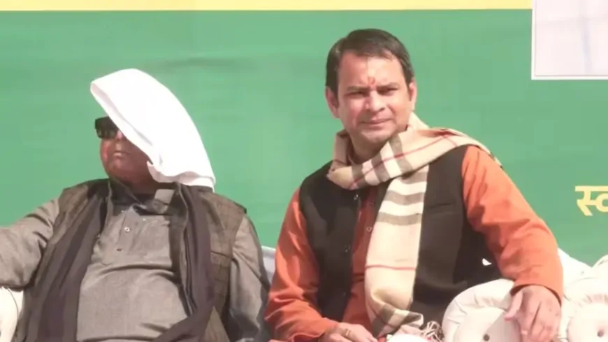 Bihar : पारिवारिक विवादों के बीच बेटे के निमंत्रण पर दही-चूड़ा भोज पर पहुंचे पिता लालू यादव, कहा - तेजप्रताप से नाराज नहीं