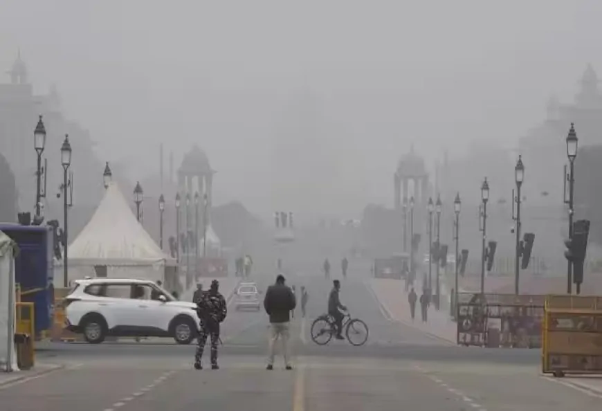 दिल्ली में कड़ाके की ठंड और घना कोहरा, जनजीवन बेहाल, AQI बेहद खराब