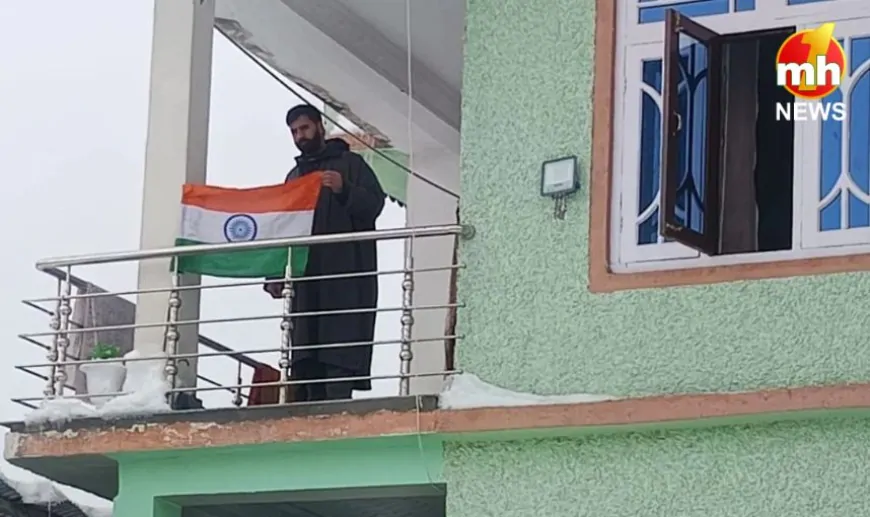 J&K : आतंकी के पिता ने फहराया झंडा, सोशल मीडिया पर वायरल हुई तस्वीर…