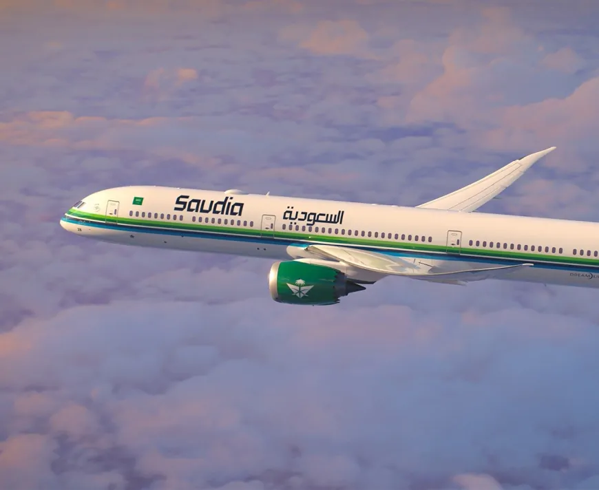 UP News : सऊदी अरब जा रही फ्लाइट की लखनऊ में इमरजेंसी लैंडिंग, केबिन प्रेशर बनी वजह