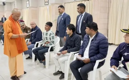 UP News : जनता दर्शन में CM योगी ने सुनी समस्याएं, कहा - ‘अवैध कब्जा करने वालों पर तुरंत हो कार्रवाई’