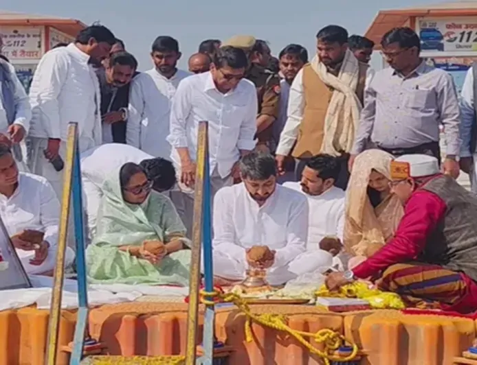 प्रयागराज संगम में हुआ महाराष्ट्र के पूर्व उपमुख्यमंत्री अजित पवार का अस्थि विसर्जन, बेटे जय पवार ने विधि-विधान से संगम में प्रवाहित कीं अस्थियां 