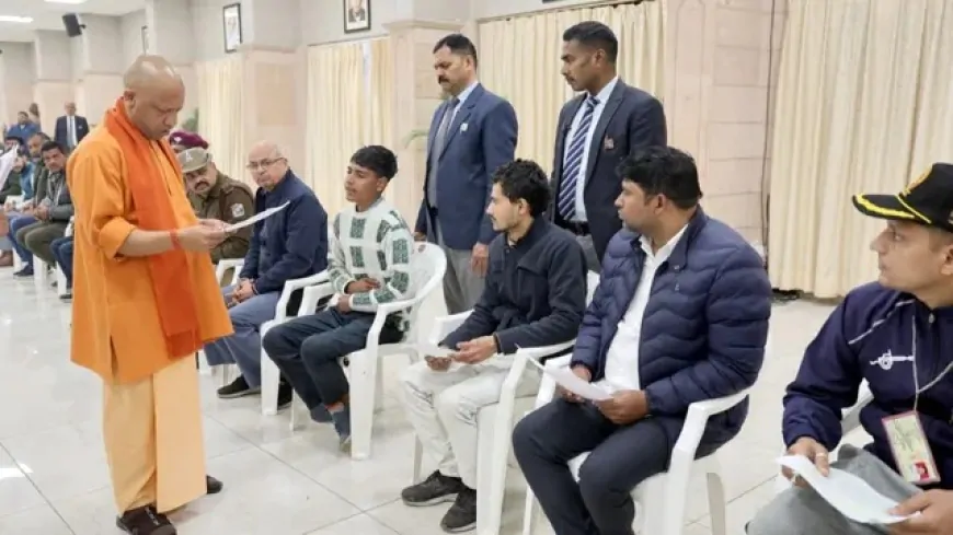 UP News : जनता दर्शन में CM योगी ने सुनी समस्याएं, कहा - ‘अवैध कब्जा करने वालों पर तुरंत हो कार्रवाई’