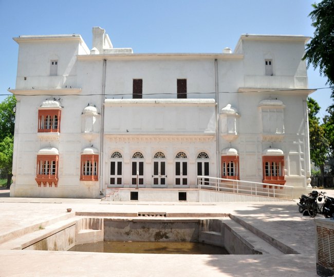 अमृतसर में महाराजा रंजीत सिंह समर पैलेस को पर्यटकों के लिए 16 साल बाद खोला गया है।