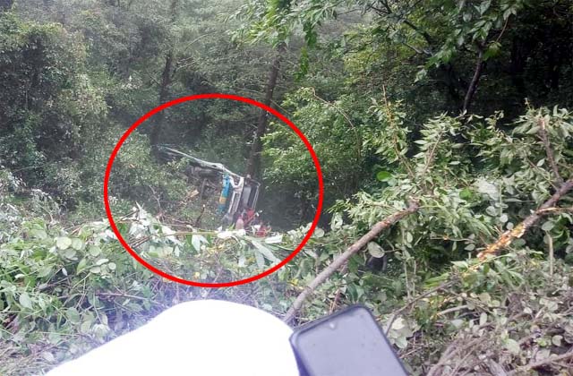 हिमाचल में बस दुर्घटनाग्रस्त
