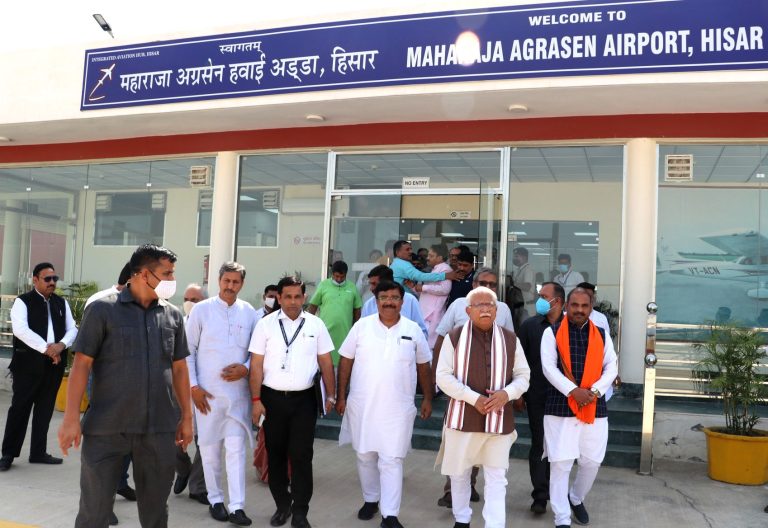CM-Manohar-Lal-inspecting-the-second-phase-works-and-runway-of-Maharaja-Agrasen-Airport-in-Hisar