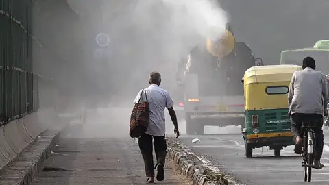 in-pollution_delhi_man