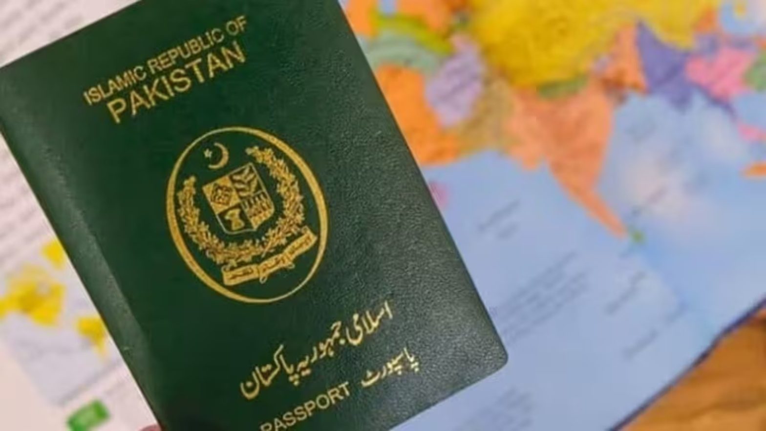 कंगाल पाकिस्तान में अब लेमिनेशन पेपर की कमी, लाखों पासपोर्ट्स की रुकी प्रिंटिग