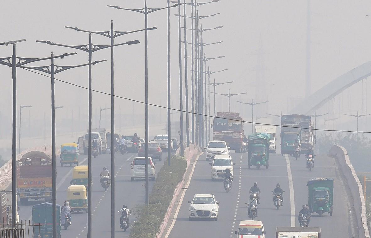 दिल्ली में वायु गुणवत्ता में आंशिक सुधार, लेकिन अब भी ‘बहुत खराब’ श्रेणी में
