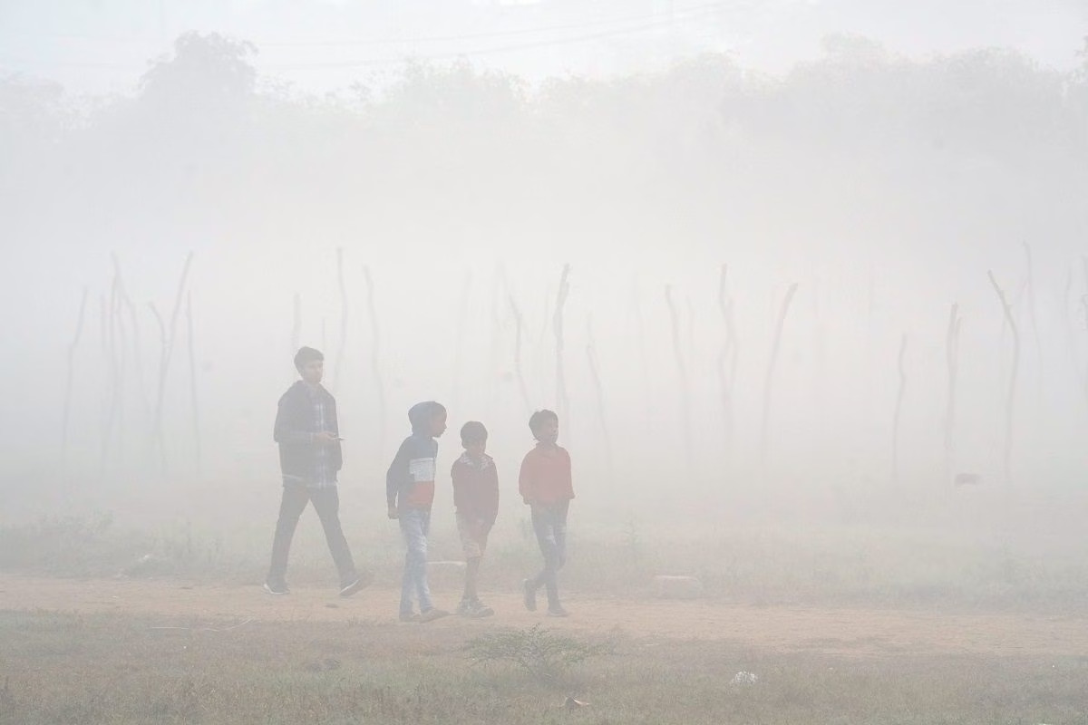 दिल्ली में न्यूनतम तापमान 12.6 डिग्री सेल्सियस दर्ज, वायु गुणवत्ता ‘बेहद खराब’ श्रेणी में