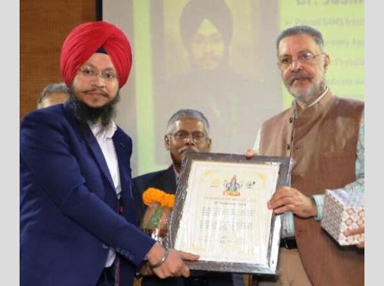 स्वास्थ्य मंत्री ने फिरोजपुर के आयुर्वेदिक डॉ. जसमीत सिंह को पंजाब राज्य पुरस्कार से सम्मानित किया