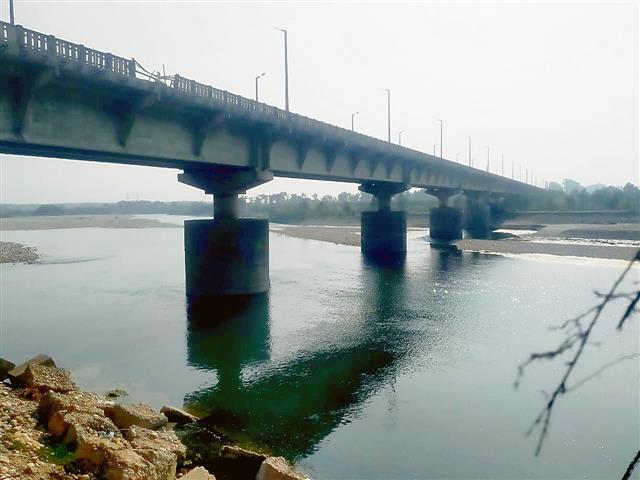 अवैध खनन से 1 किलोमीटर लंबे आनंदपुर साहिब पुल को गंभीर खतरा