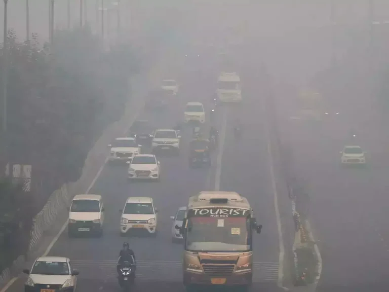 दिल्ली की वायु गुणवत्ता फिर से 'गंभीर' श्रेणी में, AQI पहुंचा 400 के पार