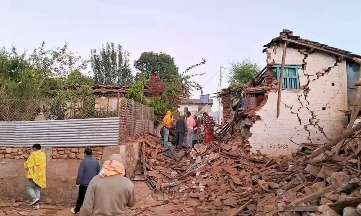 भूकंप के झटकों से नेपाल में गिरे कईं मकान, अब तक 132 लोगों की हो चुकी है मौत