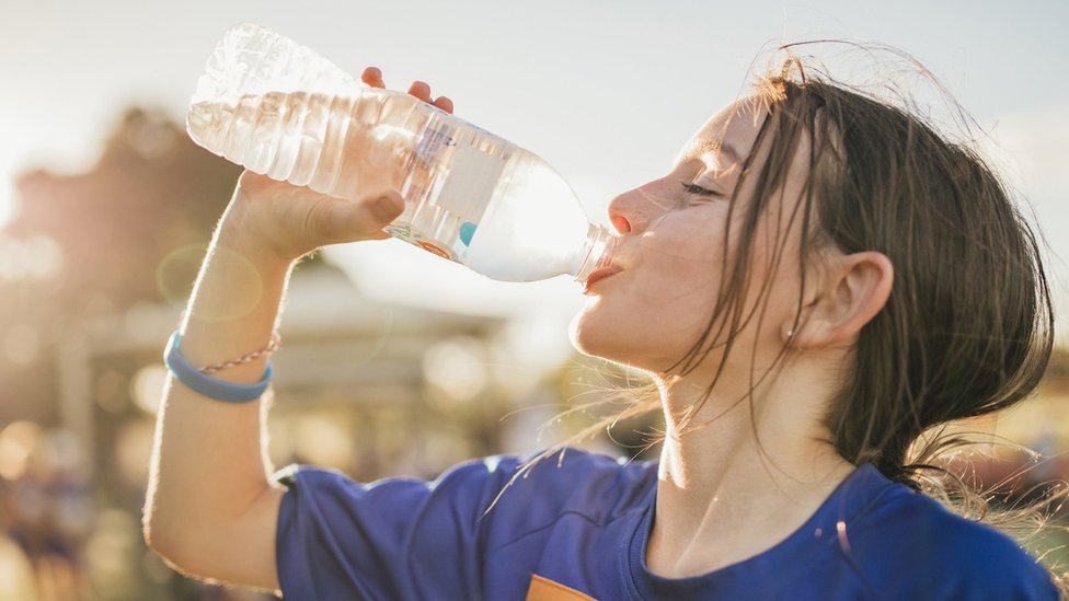 प्लास्टिक की बोतल से पानी पीना हो सकता है खतरनाक, पड़ सकते हैं लेने के देने