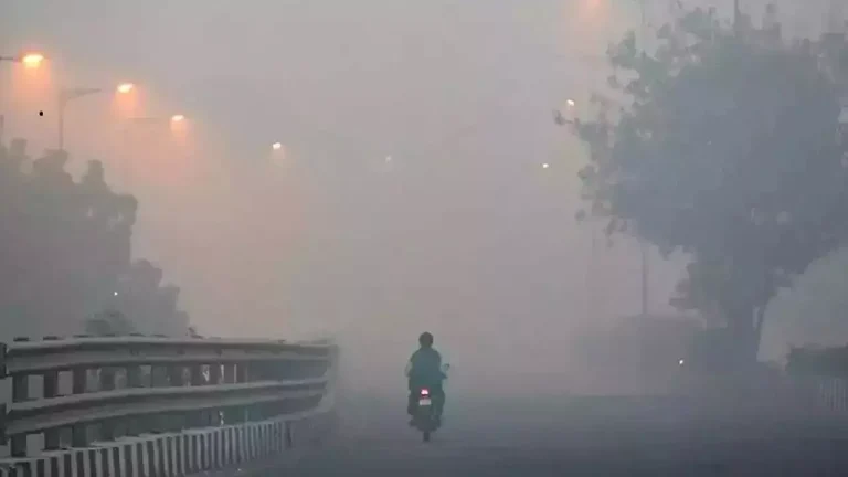 दिल्ली में रविवार को भी छाई रही जहरीली धुंध, न्यूनतम तापमान रहा 15.8 डिग्री सेल्सियस