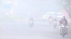 हरियाणा में सुबह के समय धुंध और कोहरा होने लगा है. इसके साथ ही प्रदूषण भी परेशान कर रहा है. मौसम विभाग की माने तो आने वाले दिनों में मौसम परिवर्तनशील रहेगा और ठंडी हवाओं के चलने की संभावना भी है. जिसके चलते मौसम में ठंडक का अहसास और अधिक बढ़ सकता है.