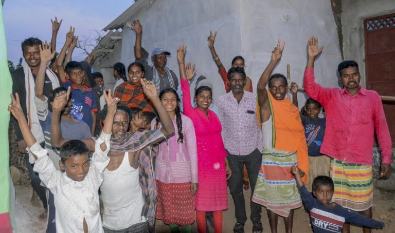 सिल्क्यारा सुरंग से बाहर निकाले गए मजदूरों के गांव पहुंचने पर मनाया गया जश्न