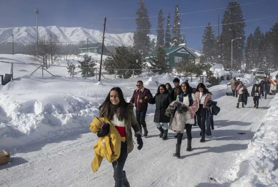 कश्मीर में ठंड का प्रकोप बढ़ा, रात का तापमान जमाव बिंदु से नीचे पहुंचा