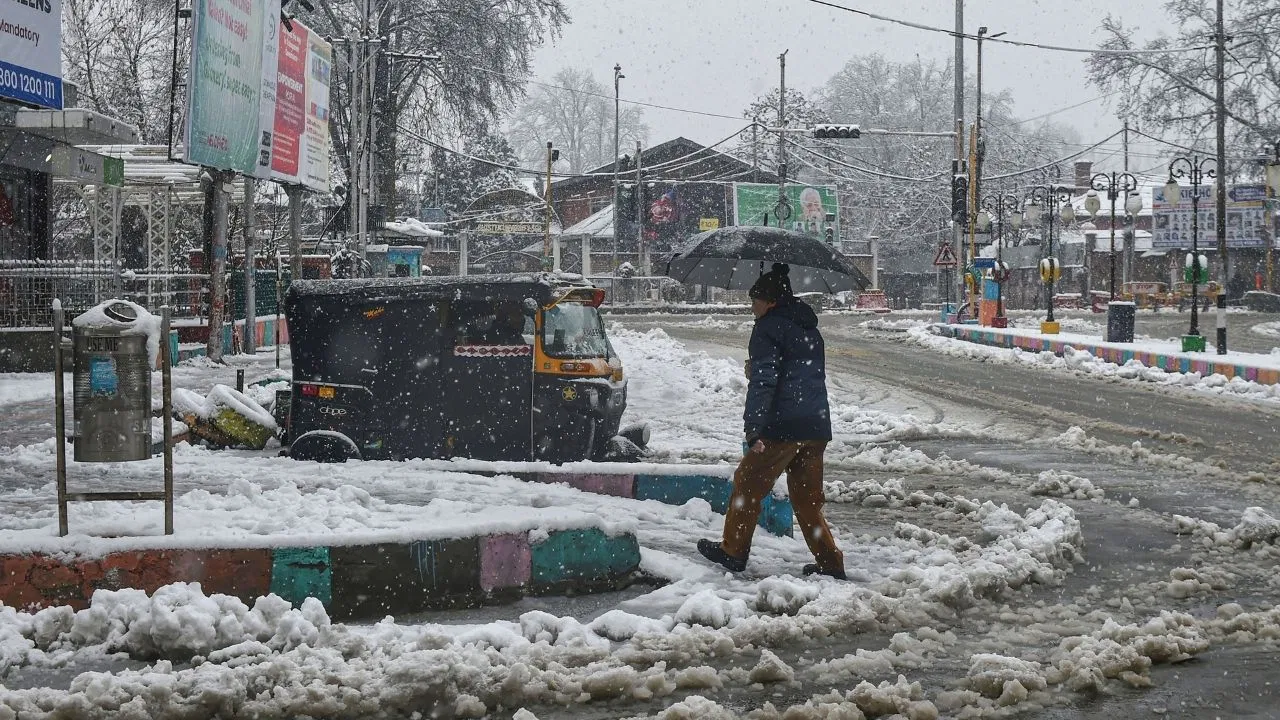 कश्मीर में ठंड का प्रकोप जारी, कई स्थानों पर पारा शून्य से नीचे