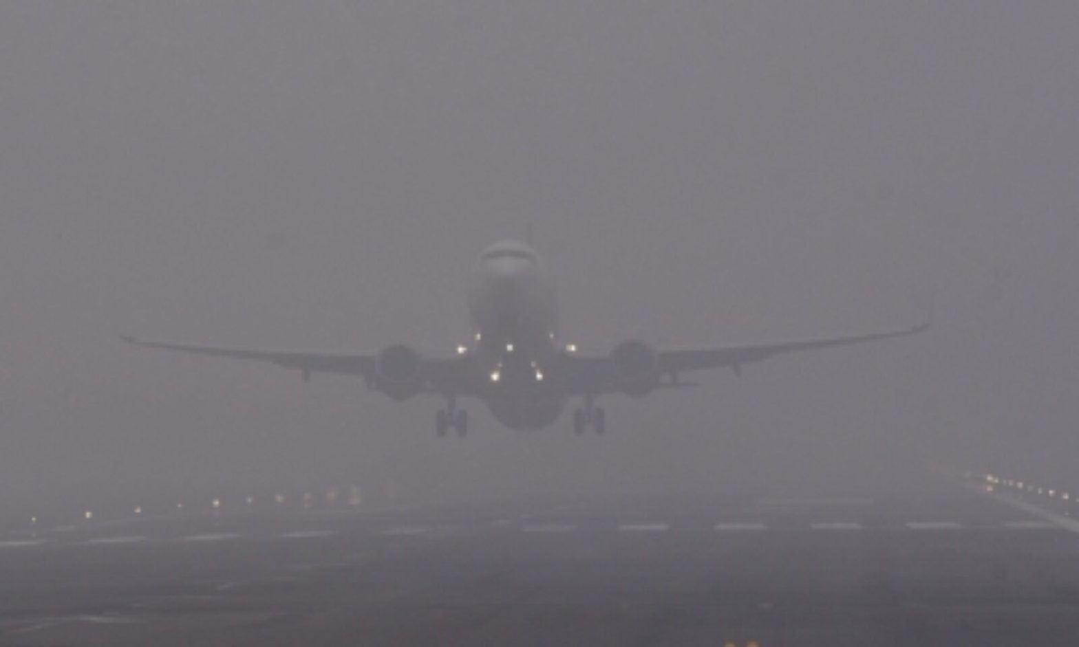 दिल्ली-एनसीआर में छाया हुआ है घना कोहरा, उड़ानों में देरी