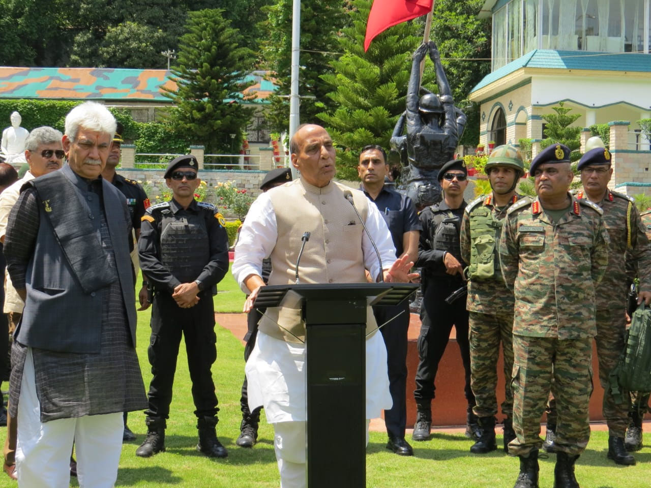 जम्मू-कश्मीर में सुरक्षा स्थिति की समीक्षा करने के लिए जम्मू पहुंचे रक्षा मंत्री राजनाथ सिंह