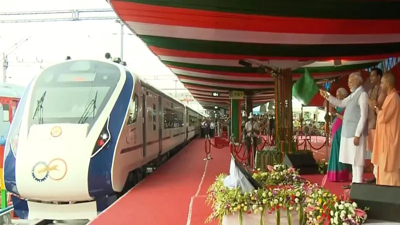 प्रधानमंत्री मोदी ने अयोध्या रेलवे स्टेशन का किया उद्घाटन किया, नयी रेलगाड़ियों को दिखाई हरी झंडी