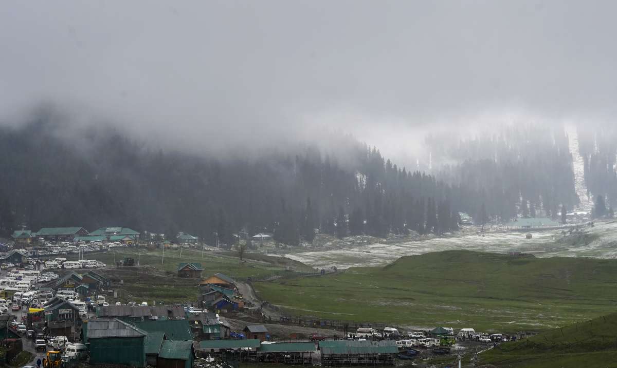 कश्मीर घाटी में शीत लहर का प्रकोप जारी, न्यूनतम तापमान जमाव बिंदु से कई डिग्री नीचे