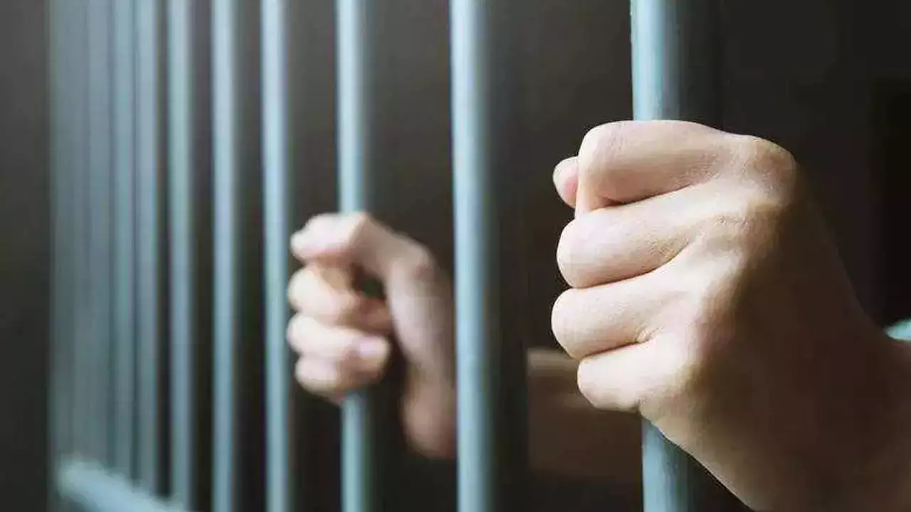 नाबालिग से दुष्कर्म के लिए व्यक्ति को 20 साल के सश्रम कारावास की सजा