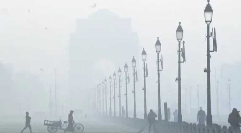 दिल्ली में छाया हुआ है घना कोहरा, कम दृश्यता के कारण हवाई सेवाएं प्रभावित