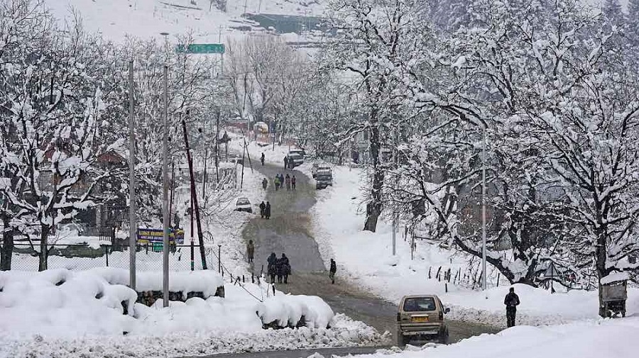 कश्मीर घाटी में ठण्ड का प्रकोप जारी, कईं स्थानों पर जमाव बिंदु से नीचे पहुंचा तापमान