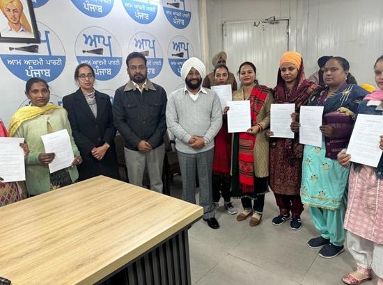मोहाली में विधायक कुलवंत सिंह ने नवनियुक्त आंगनवाड़ी सहायिकाओं और कार्यकर्ताओं को सौंपे नियुक्ति पत्र
