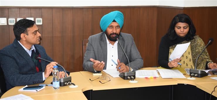 मंत्री बलकार सिंह ने समीक्षा बैठक में अधिकारियों को परियोजनाओं को शीघ्र पूरा करने का दिया निर्देश