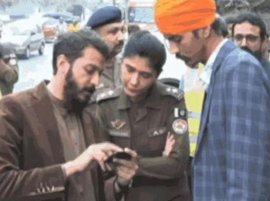 प्रकाश पर्व मनाने Pakistan गई India Sikh Family से लाहौर में लूट, पुलिस की वर्दी में थे लुटेरे