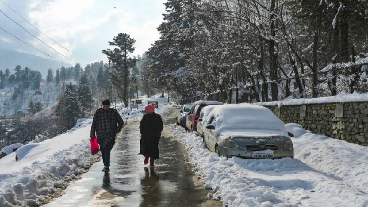 कश्मीर में ठण्ड का प्रकोप जारी, शनिवार की रात रही इस मौसम की सबसे ठंडी रात